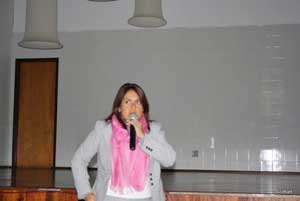 Dra. Scheila Lima da Secretaria da Saude do RS ao microfone, desenvolve sua apresentao. 